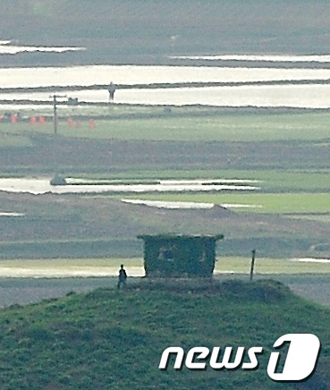 (파주=뉴스1) 박철중 기자 = 19일 오후 경기도 파주시 오두산 통일전망대에서 바라 본 북한 황해도 개풍군 관산반도의 북한군 초소 앞을 초병으로 보이는 한 사람이 지나고 있다. …