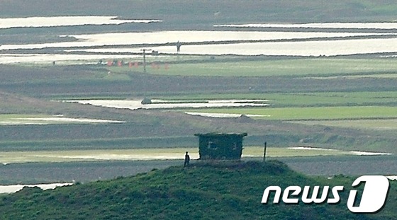 (파주=뉴스1) 박철중 기자 = 19일 오후 경기도 파주시 오두산 통일전망대에서 바라 본 북한 황해도 개풍군 관산반도의 북한군 초소 앞을 초병으로 보이는 한 사람이 지나고 있다. …
