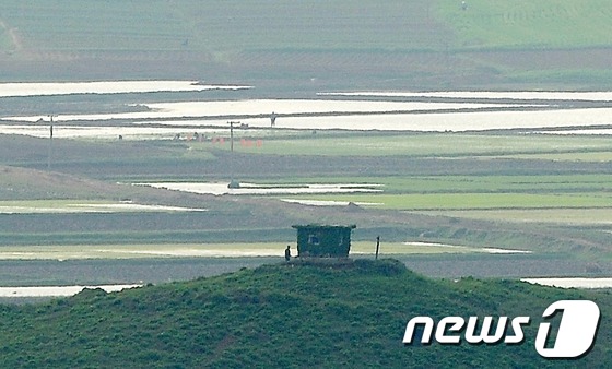 (파주=뉴스1) 박철중 기자 = 19일 오후 경기도 파주시 오두산 통일전망대에서 바라 본 북한 황해도 개풍군 관산반도의 북한군 초소 앞을 초병으로 보이는 한 사람이 지나고 있다. …