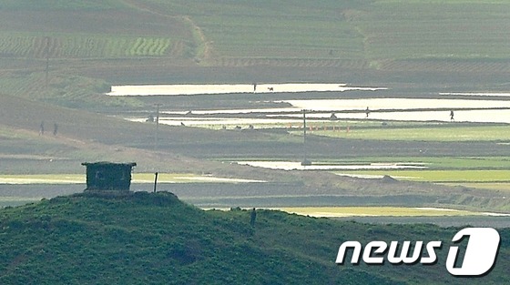 (파주=뉴스1) 박철중 기자 = 19일 오후 경기도 파주시 오두산 통일전망대에서 바라 본 북한 황해도 개풍군 관산반도의 북한군 초소 앞에서 초병으로 보이는 한 사람(가운데 하단)이 …