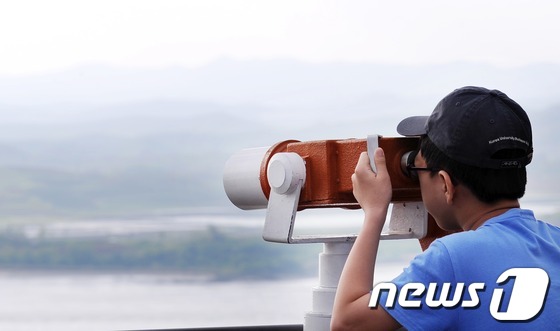 (파주=뉴스1) 박철중 기자 = 19일 오후 경기도 파주시 오두산 통일전망대에서 시민들이 망원경을 통해 북녘 땅을 바라보고 있다. 이날 북한은 전날에 이어 이틀연속 동해 북동쪽을 …