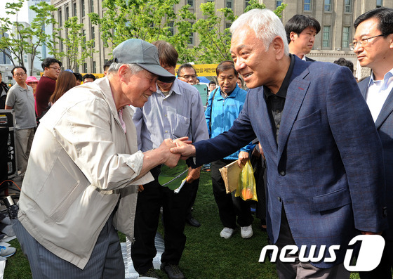 (서울=뉴스1) 박세연 기자 = 김한길 민주당 대표가 19일 오후 서울광장에서 열린 노무현 대통령 서거 4주기 추모행사에 참석해 시민들과 인사를 나누고 있다. 2013.5.19/뉴 …