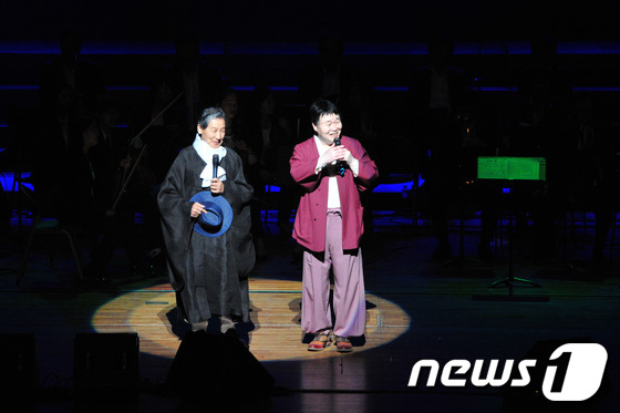 (전주=뉴스1) 김대웅 기자 = 5.18 민주화운동기념 '오월의 콘서트가 19일 뉴스1 korea 전북지사 주관으로 전북 전주시 한국소리문화의 전당 모악당에서 열린 가운데 특별 게 …