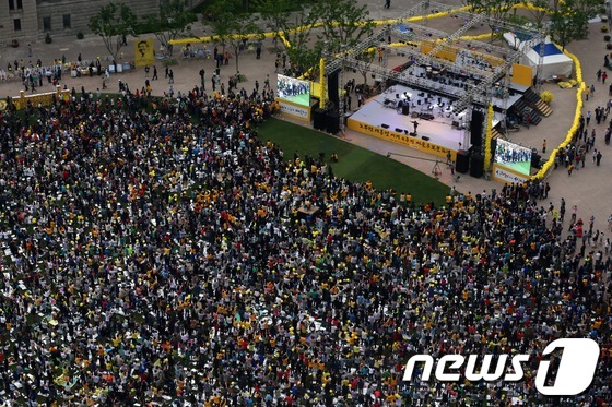 (서울=뉴스1) 박세연 기자 = 노무현재단 주최로 19일 오후 시청 앞 서울광장에서 '노무현 전 대통령 서거 4주기 추모문화제'가 열렸다. 추모문화제에 참석한 많은 시민들이 서울광 …