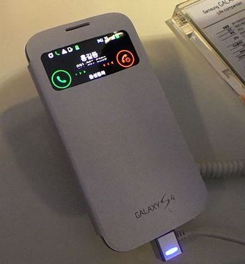 본문 이미지 - 'S뷰 커버'가 장착된 '갤럭시S4'로 전화가 걸려온 모습. 플립커버가 닫혀있는 상태에서 전화를 받을 수 있다.© News1 