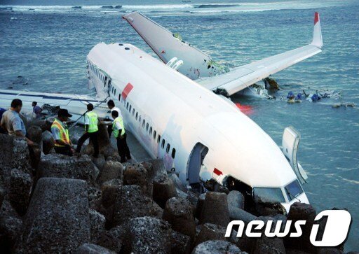 본문 이미지 - 지난달 16일 인도네시아 발리국제공항에서 활주로를 이탈해 바다로 추락한 라이온에어 보잉 737기 © AFP=News1 