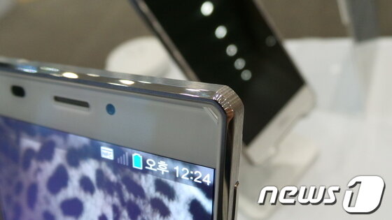 본문 이미지 - 팬택 '베가 아이언'의 '제로 베젤'과 금속 테두리.© News1  