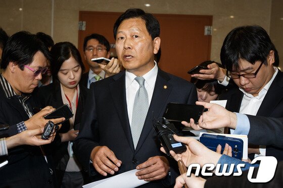 본문 이미지 - 강동원 의원이 2일 오전 서울 여의도 국회 정론관에서 진보정의당 탈당 기자회견을 마친 후 취재진의 질문에 답하고 있다. 강 의원은 이날 기자회견에서 