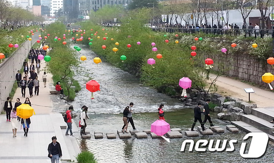 (서울=뉴스1) 이동원 기자 = 3일 서울 청계천에 걸린 연등아래에서 시민들이 산책을 하고 있다. 한국불교종단협의회는 부처님오신날을 맞아 오는 3일부터 19일까지 '청계천 등전시회 …
