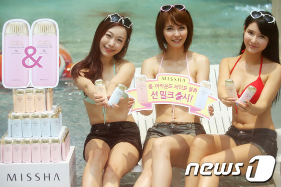 화장품 브랜드숍 미샤 모델들이 2일 오전 서울 영등포구 씨랄라 워터파크에서 '올-어라운드 세이프 블록 선밀크'를 선보이고 있다. 3종으로 구성된 신제품은 에센스 타입으로 촉촉하고 …