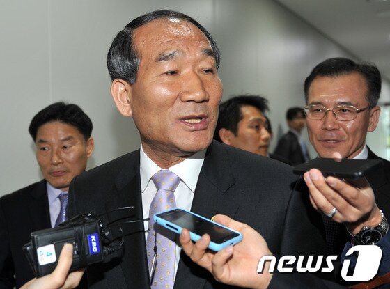 본문 이미지 - 박승춘 국가보훈처장이 광주 북구 광주지방보훈청에서 기자들의 질문에 대답하고 있다. (뉴스1 자료사진) © News1 정회성 