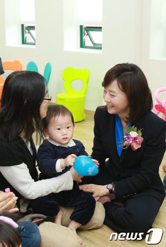 (서울=뉴스1) 김보영  = 조윤선 여성가족부 장관이 2일 오전 서울시 관악구에 위치한 '관악 사람, 사랑 공동육아나눔터' 1호점을 방문, 시설을 둘러보고 있다. 여성가족부와 삼성 …