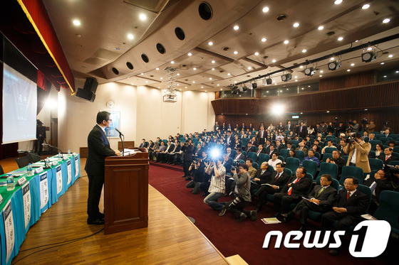 (서울=뉴스1) 유승관 기자 = 류길재 통일부 장관이 2일 오후 서울 여의도 국회도서관 대강당에서 열린 국회입법조사처 주최 '지속가능한 대북정책의 모색' 세미나에서 축사를 하고 있 …