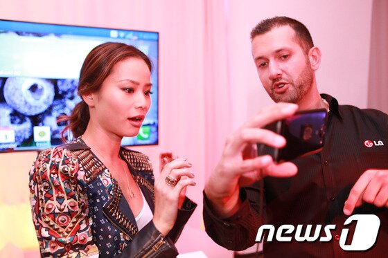 본문 이미지 - LG전자가 1일(현지시간) 미국 뉴욕에 위치한  ‘메트로폴리탄 파빌리온'(The Suite at The Metropolitan Pavilion)’에서 ‘옵티머스G 프로(Pro)’ 런칭 이벤트를 개최 했다. 행사장을 찾은 한국계 할리우드 배우 '제이미 정(Jamie Chung)'이 '옵티머스G 프로'' 제품 설명을 듣고 있다.(LG전자 제공)© News1  