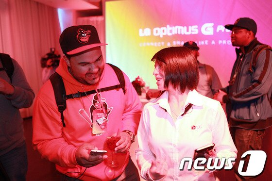 본문 이미지 - LG전자가 1일(현지시간) 미국 뉴욕에 위치한  ‘메트로폴리탄 파빌리온'(The Suite at The Metropolitan Pavilion)’에서 ‘옵티머스 G Pro’ 런칭 이벤트를 개최 했다. 이벤트 현장에서 고객이 제품을 체험하고 있다.(LG전자 제공)© News1  