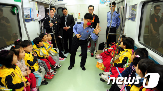 (인천=뉴스1) 신창원 기자 = 2일 오후 인천시 계양구 박촌역에서 열린 ‘해양경찰청 창설 60주년 기념 해양테마열차 개통식’에서 김석균 해양경찰청장이 마술쇼를 관람 하고 있다. …