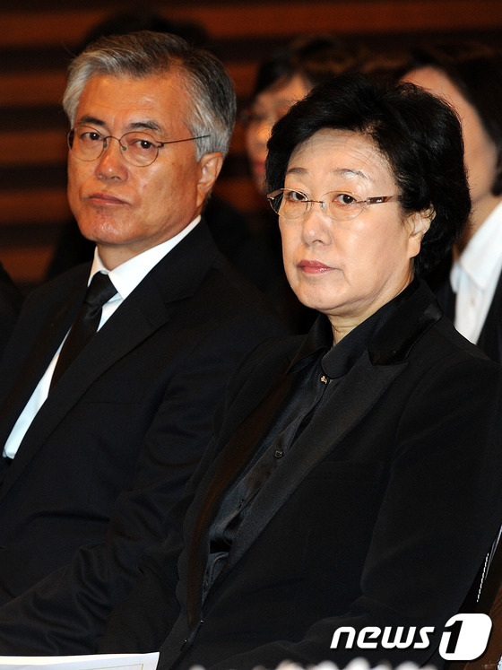 (서울=뉴스1) 박세연 기자 = 20일 오전 서울 서대문구 신촌 세브란스병원 장례식장에서 엄수된 故 박영숙 전 안철수 재단 이사장 발인 예배에 참석한 문재인, 한명숙 민주당 의원이 …
