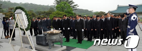 (서울=뉴스1) 박지혜 기자 = 박근혜정부 들어 첫 재외공관장회의가 열리는 20일 오전 서울 국립현충원에서 재외공관장들이 회의에 앞서 참배를 하고 있다. 국립현충원 참배를 시작으로 …