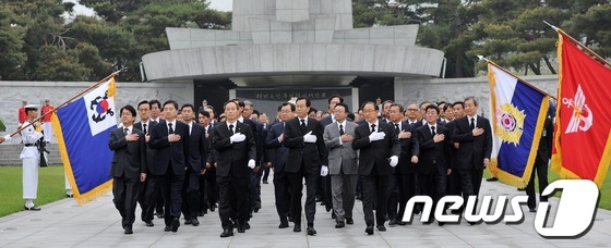 (서울=뉴스1) 박지혜 기자 = 박근혜정부 들어 첫 재외공관장회의가 열리는 20일 오전 서울 국립현충원에서 공관장들이 참배를 마치고 현충탑을 나서고 있다. 국립현충원 참배를 시작으 …