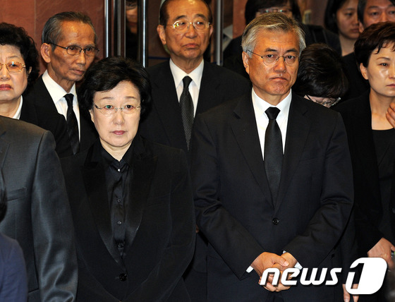 (서울=뉴스1) 박세연 기자 = 20일 오전 서울 서대문구 신촌 세브란스병원 장례식장에서 엄수된 故 박영숙 전 안철수 재단 이사장 발인에 참석한 문재인, 한명숙 민주당 의원이 운구 …
