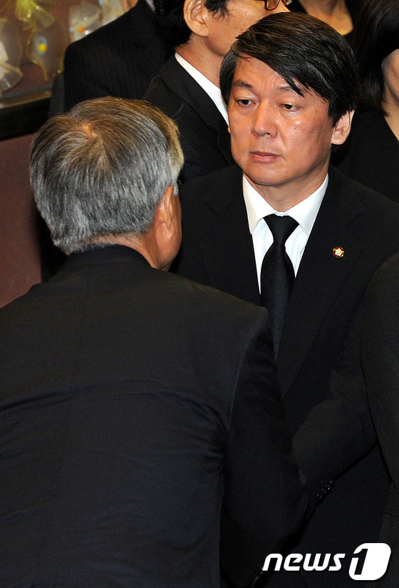 (서울=뉴스1) 박세연 기자 = 20일 오전 서울 서대문구 신촌 세브란스병원 장례식장에서 엄수된 故 박영숙 전 안철수 재단 이사장 발인에 참석한 안철수 의원이 문재인 민주당 의원과 …