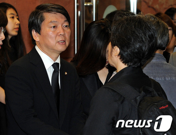 (서울=뉴스1) 박세연 기자 = 20일 오전 서울 서대문구 신촌 세브란스병원 장례식장에서 엄수된 故 박영숙 전 안철수 재단 이사장 발인식에서 안철수 의원이 참석자들과 인사를 나누고 …