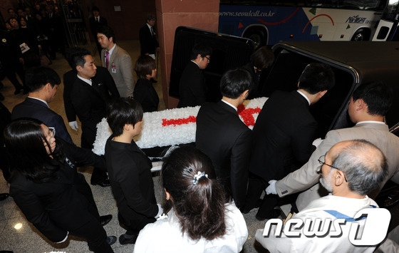 (서울=뉴스1) 박세연 기자 = 20일 오전 서울 서대문구 신촌 세브란스병원 장례식장에서 故 박영숙 전 안철수 재단 이사장 발인이 엄수되고 있다. 2013.5.20/뉴스1