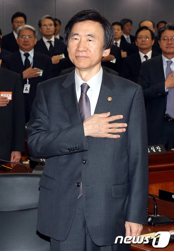 (서울=뉴스1) 이광호 기자 = 윤병세 외교부장관이 20일 오전 서울 도렴동 외교부청사에서 열린 2013재외공관장 회의에 참석해 재외공관장들과 함께 국민의례를 하고 있다.2013. …