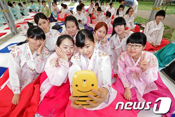 본문 이미지 - '성년의 날'인 20일 전북 전주시 향교에서 열린 성년례에 참석한 학생들이 전통의상인 한복을 입고 친구들과 추억을 남기고 있다. 이날 행사는 성균관 청년유도회 전북본부 주관으로 열렸다. 2013.05.20/뉴스1 © News1 김대웅 기자
