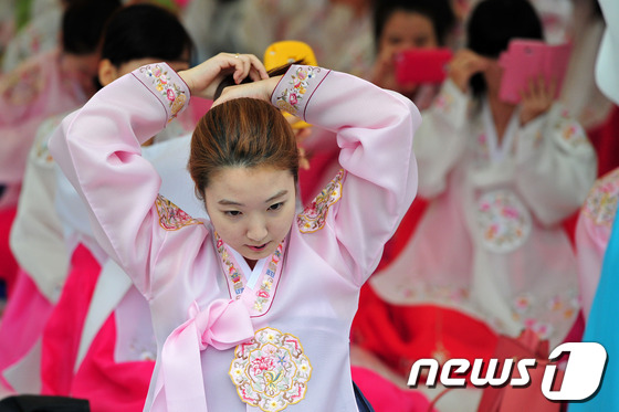 (전주=뉴스1) 김대웅 기자 = '성년의 날'인 20일 전북 전주시 향교에서 열린 성년례에 참석한 학생들이 전통의상인 한복을 입고 머리를 빗고 있다. 이날 행사는 성균관 청년유도회 …