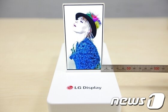 본문 이미지 - LG디스플레이의 5인치 옥사이드 LCD. 테두리 두께가 1㎜에 불과하다.(LG디스플레이 제공)© News1