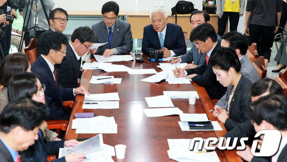 (서울=뉴스1) 오대일 기자 = 민주당 김한길 대표가 20일 오전 서울 여의도 국회 의원회관 세미나실에서 열린 '을(乙) 지키기 경제민주화추진위원회' 1차 회의에서 인사말을 하고 …