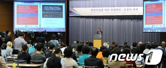 (서울=뉴스1) 박지혜 기자 = 류길재 통일부 장관이 20일 서울 중구 대한상공회의소 국제회의장에서 열린 북한 인권을 위한 국제연대 세미나에 참석해 축사를 하고 있다. 이날 북한인 …