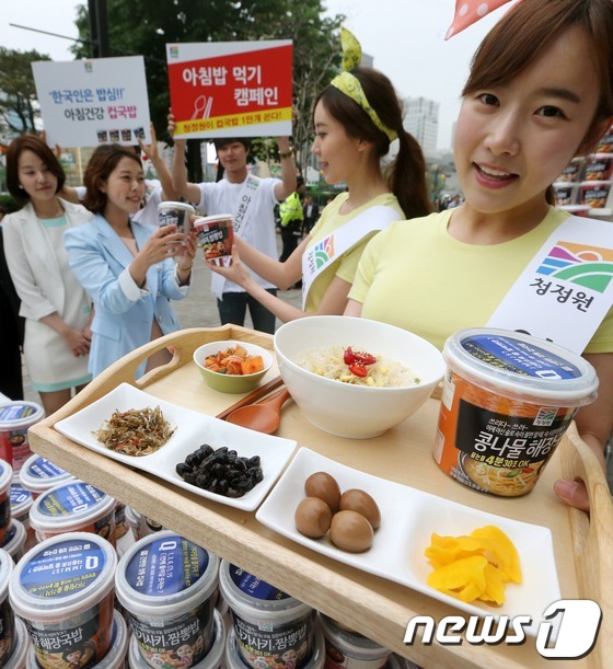 (서울=뉴스1) 박철중 기자 = 대상 청정원이 20일 오전 서울 청계광장 인근에서 '건강한 아침밥 먹기 캠페인'을 개최, 출근하는 직장인들에게 정통컵국밥을 무료로 나눠주고 있다. …