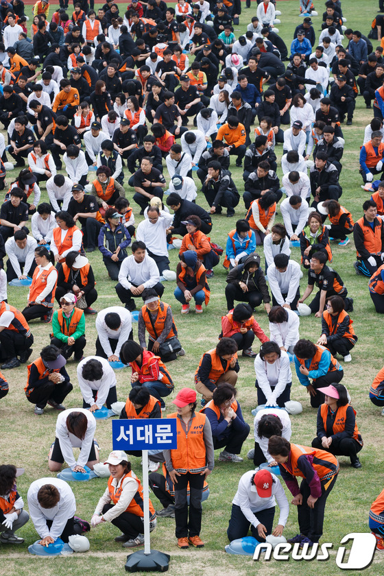 (서울=뉴스1) 유승관 기자 = 서울시 의용소방대원과 소방관 3천여 명이 20일 오전 서울 잠실 종합운동장 보조경기장에서 의용소방대 창설 77주년을 맞아 열린 '2013년 종합소방 …