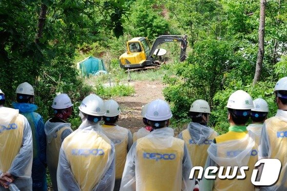 본문 이미지 - 한전 직원들이 20일 오전 경남 밀양지역 765㎸ 송전탑 공사를 재개하기 위해 밀양 부북면 위양리 평밭마을 127 송전탑 공사현장 입구를 막아서고 있다. 2013.5.20/뉴스1 © News1 전혜원 기자