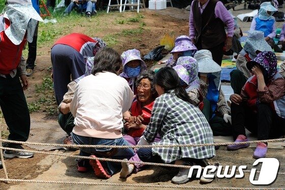 본문 이미지 - 한전이 경남 밀양지역 765㎸ 송전탑 공사를 재개한 20일 오전 밀양 부북면 위양리 평밭마을 입구에 공사에 반대하는 한 마을 주민이 울분을 토하고 있다. 2013.5.20/뉴스1 © News1 전혜원 기자