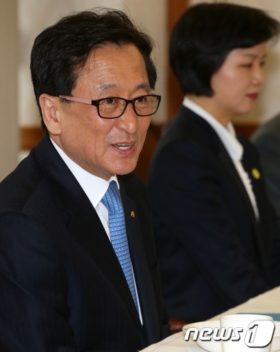 (서울=뉴스1) 박철중 기자 = 최수현 금융감독위원장이 20일 오후 서울 여의도 금감원 20층에서 열린 '중소기업대출 은행 실무자 간담회'에서 모두발언을 하고 있다. 2013.5. …