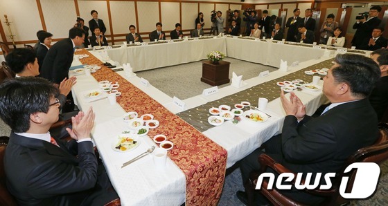 (서울=뉴스1) 박철중 기자 = 20일 오후 서울 여의도 금감원 20층에서 최수현 금융감독위원장이 참석한 가운데 '중소기업대출 은행 실무자 간담회'가 진행되고 있다. 2013.5. …