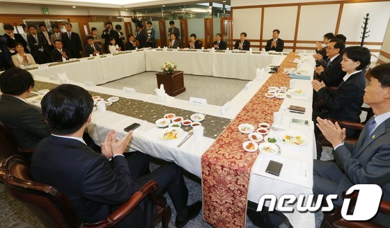 (서울=뉴스1) 박철중 기자 = 20일 오후 서울 여의도 금감원 20층에서 최수현 금융감독위원장이 참석한 가운데 '중소기업대출 은행 실무자 간담회'가 진행되고 있다. 2013.5. …