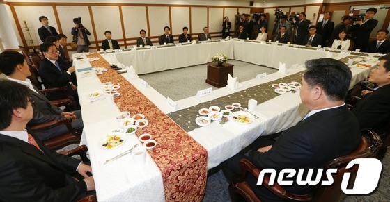 (서울=뉴스1) 박철중 기자 = 20일 오후 서울 여의도 금감원 20층에서 최수현 금융감독위원장이 참석한 가운데 '중소기업대출 은행 실무자 간담회'가 진행되고 있다. 2013.5. …