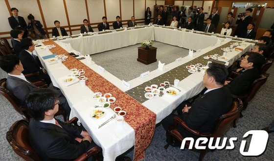 (서울=뉴스1) 박철중 기자 = 20일 오후 서울 여의도 금감원 20층에서 최수현 금융감독위원장이 참석한 가운데 '중소기업대출 은행 실무자 간담회'가 진행되고 있다. 2013.5. …