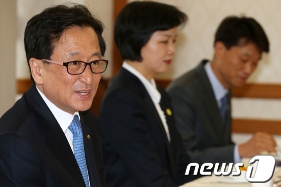 (서울=뉴스1) 박철중 기자 = 최수현 금융감독위원장이 20일 오후 서울 여의도 금감원 20층에서 열린 '중소기업대출 은행 실무자 간담회'에서 모두발언을 하고 있다. 2013.5. …