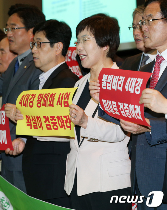 (서울=뉴스1) 오대일 기자 = 20일 오후 서울 여의도 국회 헌정기념관에서 열린 민주당 4대강 불법비리 진상조사위원회 출범식 및 4대강 사업 피해 증언대회에서 이미경 위원장을 비 …