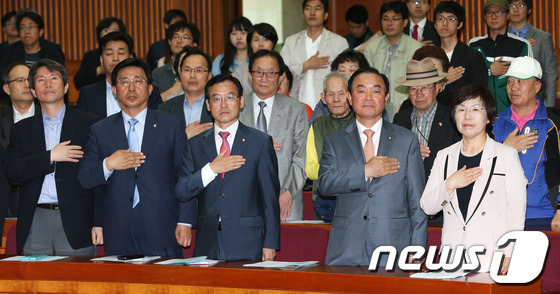 (서울=뉴스1) 오대일 기자 = 20일 오후 서울 여의도 국회 헌정기념관에서 열린 민주당 4대강 불법비리 진상조사위원회 출범식 및 4대강 사업 피해 증언대회에서 이미경 위원장을 비 …