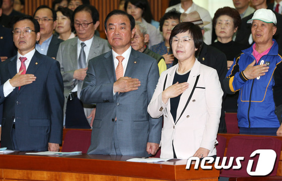 (서울=뉴스1) 오대일 기자 = 20일 오후 서울 여의도 국회 헌정기념관에서 열린 민주당 4대강 불법비리 진상조사위원회 출범식 및 4대강 사업 피해 증언대회에서 이미경 위원장을 비 …