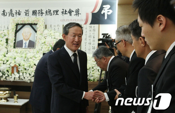 (=뉴스1) 이종덕 기자 = 허창수 전경련 회장(GS 회장)이 20일 서울 삼성의료원에서 고 남덕우 전 총리(전경련 원로자문단 좌장)빈소를 찾아 조문하고 유가족들을 위로하고 있다. …