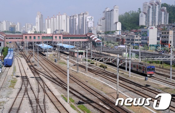 (서울=뉴스1) 손형주 기자 = 국토교통부는 20일 오후 서울 구로구 오류동역 시범지구 현장에서 기자간담회를 열고 서울 오류동역·가좌역·공릉동 경춘선 폐선부지·안산 고잔역 등 철도 …