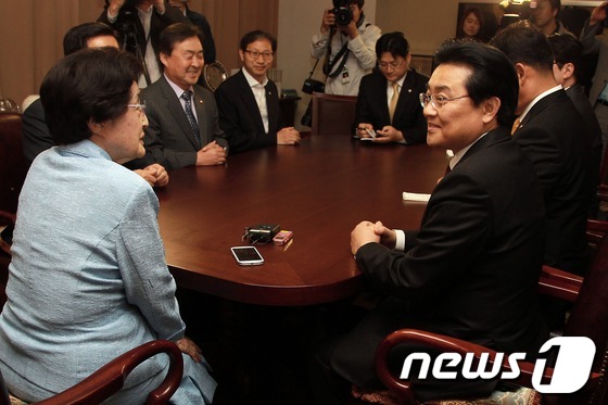 (서울=뉴스1) 사진공동취재단 = 민주당 전병헌 원내대표(오른쪽)를 비롯한 원내대표단이 20일 오후 서울 동교동 김대중 도서관을 찾아 이희호 여사를 예방, 대화를 나누고 있다. ( …