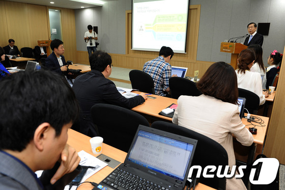 (서울=뉴스1) 양태훈 인턴기자 = 박원순 서울시장이 20일 오전 서울 중구 서울시청 신청사에서 '지식재산도시, 서울' 종합계획을 발표하고 있다. (서울시 제공) 2013.5.19 …